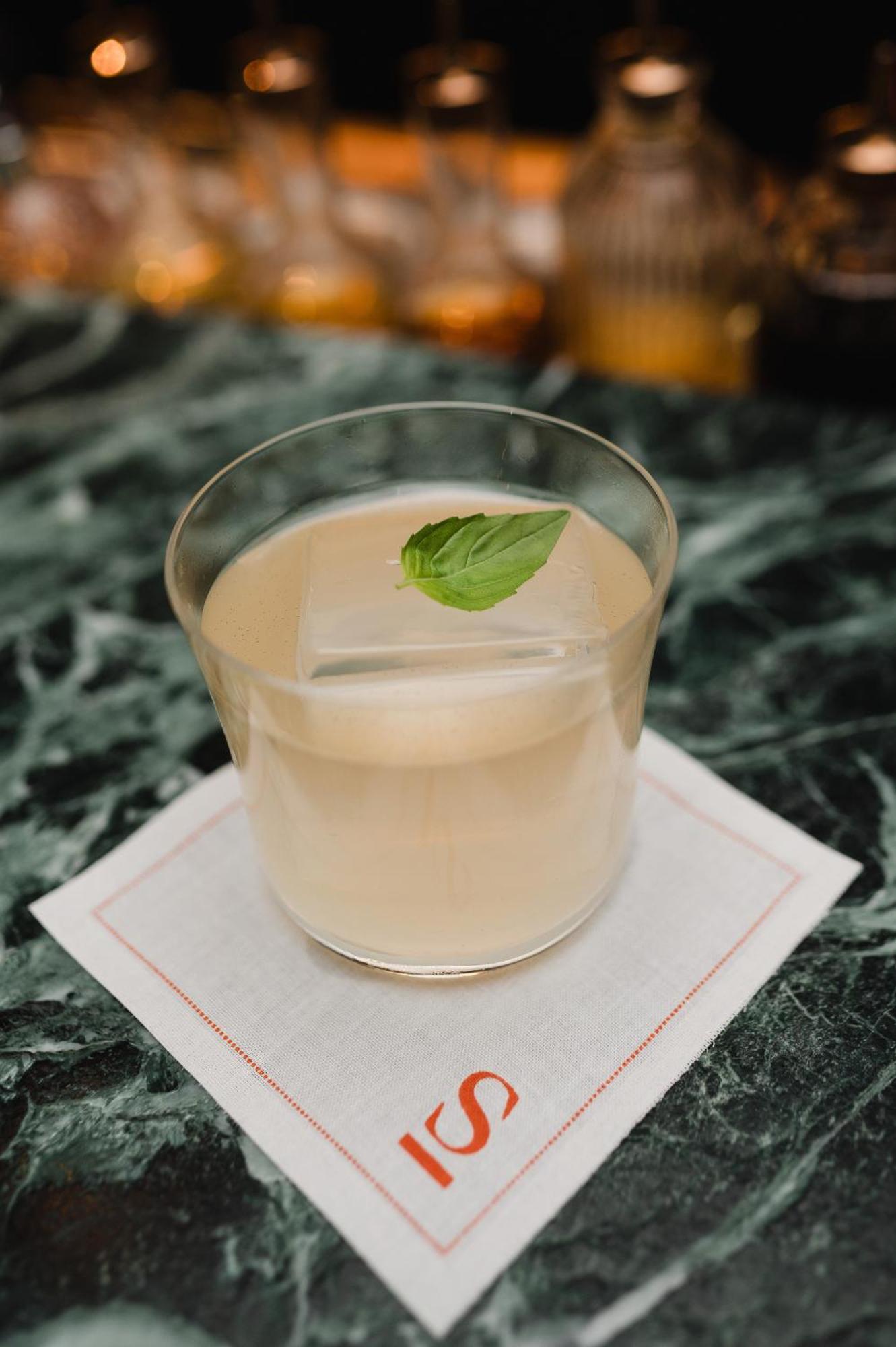 Sly Berlin Hotel Ngoại thất bức ảnh A Clover Club cocktail