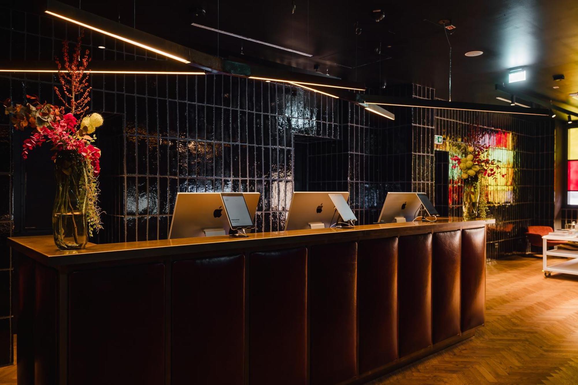 Sly Berlin Hotel Ngoại thất bức ảnh The reception desk at the 2018-19 season