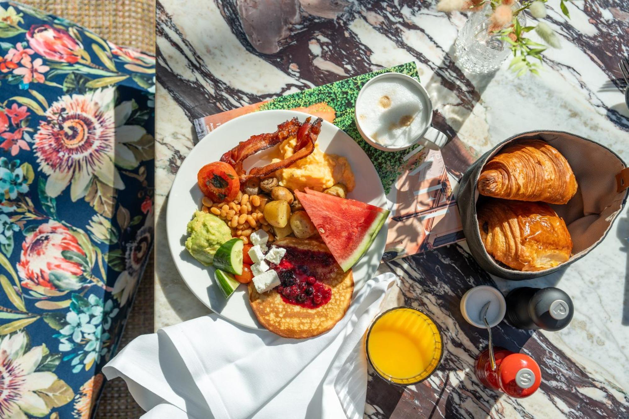 Sly Berlin Hotel Ngoại thất bức ảnh Breakfast at the Cape of Good Hope