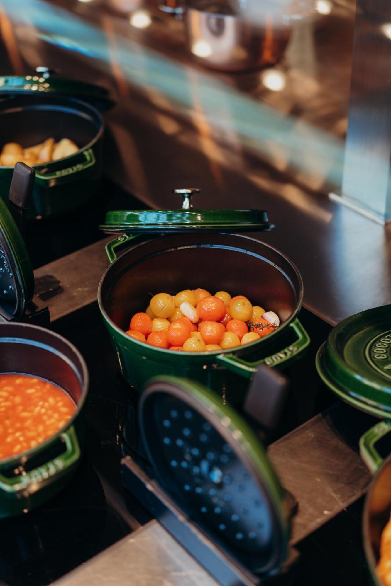 Sly Berlin Hotel Ngoại thất bức ảnh A Le Creuset cast iron pot