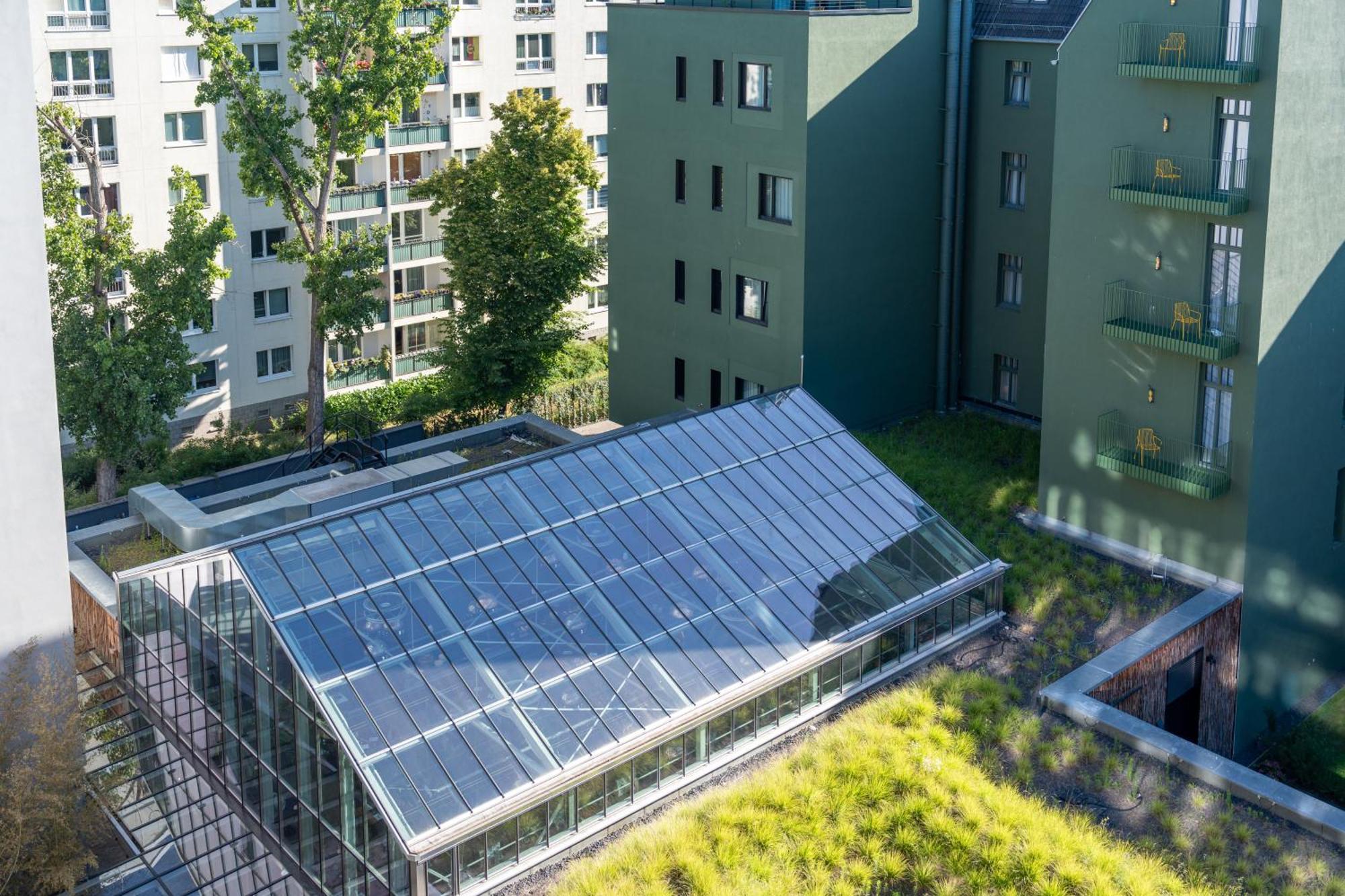 Sly Berlin Hotel Ngoại thất bức ảnh Solar collectors on a green roof