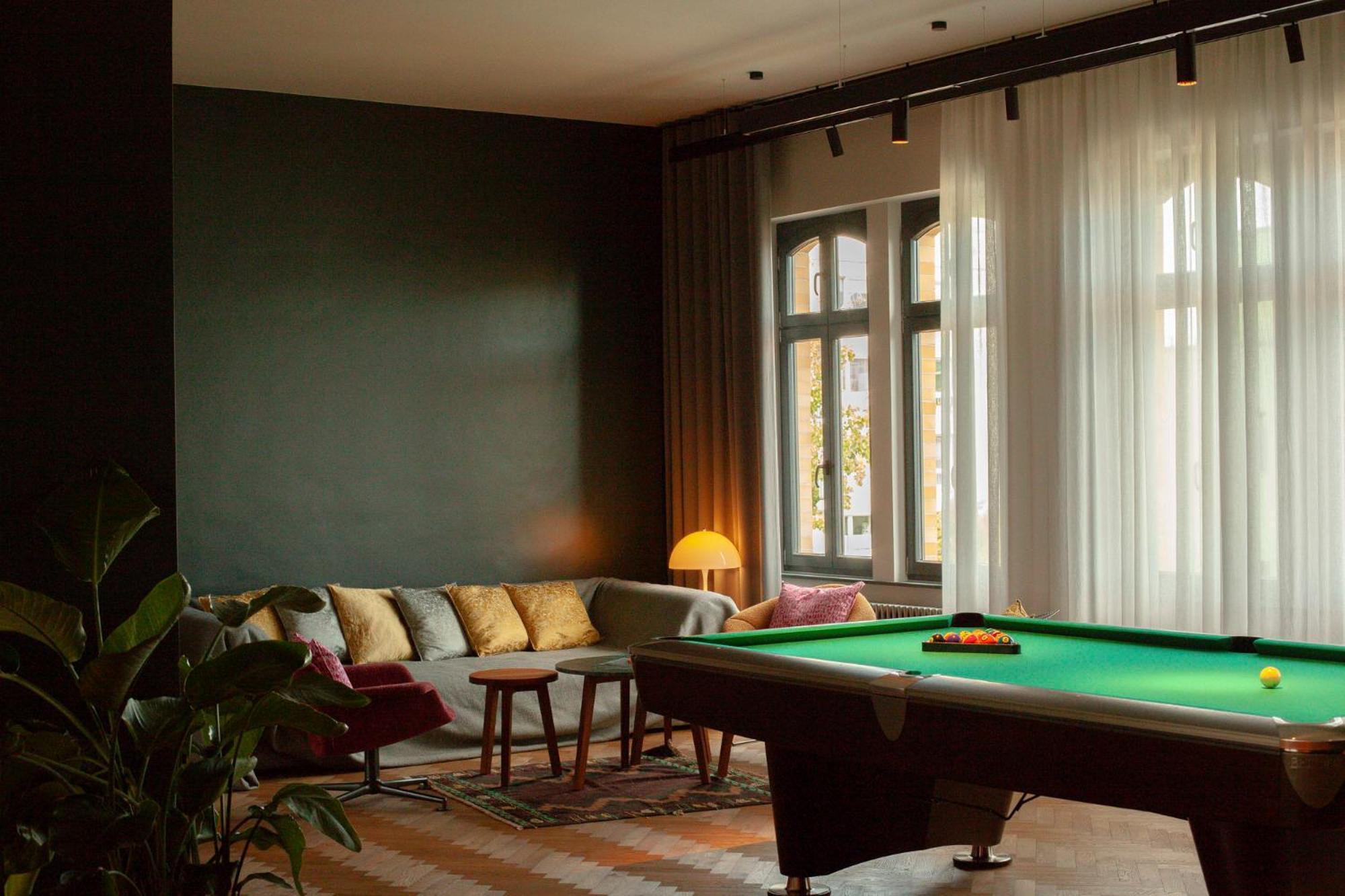 Sly Berlin Hotel Ngoại thất bức ảnh The Billiard Room